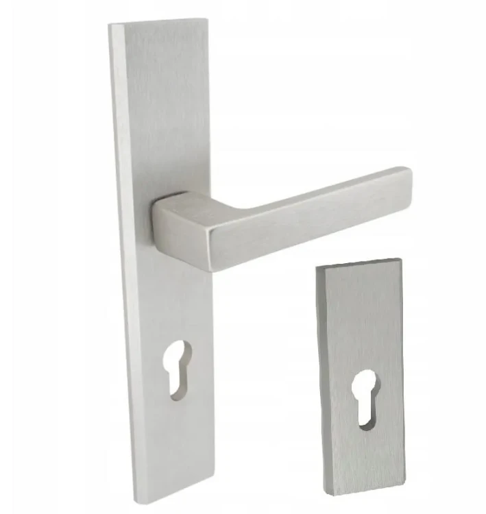 Elegancka klamka w wykończeniu inox – idealna do nowoczesnych drzwi wejściowych.