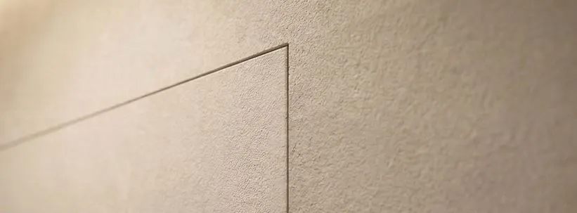 System drzwi ukrytych Veron Stoldrew: widok na perfekcyjne zlicowanie skrzydła ze ścianą i wbudowaną ościeżnicę aluminiową.